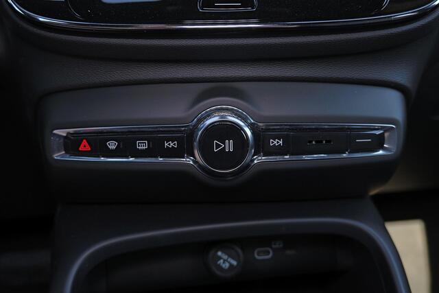 Volvo XC40 B3 Plus Black Edition - IntelliSafe Assist & Surround - 360º Camera - Harman Kardon audio - Verwarmde voorstoelen & stuur - Parkeersensoren voor & achter - Elektr. bedienb. voorstoelen met geheugen links - Draadloze tel. lader - Standkachel - Extra getint
