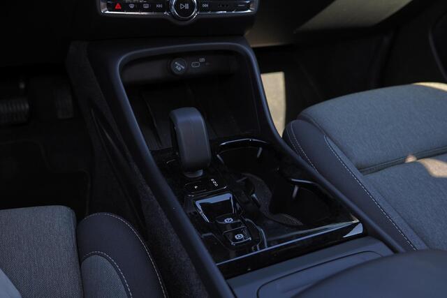 Volvo XC40 B3 Plus Black Edition - IntelliSafe Assist & Surround - 360º Camera - Harman Kardon audio - Verwarmde voorstoelen & stuur - Parkeersensoren voor & achter - Elektr. bedienb. voorstoelen met geheugen links - Draadloze tel. lader - Standkachel - Extra getint