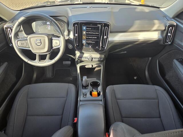 Volvo XC40 1.5 T2 Momentum / Achteruitrijcamera / Apple Carplay & Android Auto / Sensoren Voor en Achter / Navigatie / Lendensteun / Cruise Control /