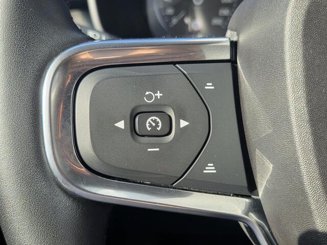 Volvo XC40 1.5 T2 Momentum / Achteruitrijcamera / Apple Carplay & Android Auto / Sensoren Voor en Achter / Navigatie / Lendensteun / Cruise Control /