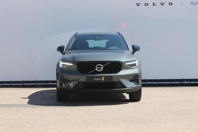 Volvo XC40 B4 211PK Automaat Plus Dark Semi elektrisch wegklapbare trekhaak / Verwarmbare voorruit / Google infotainment / Elektrisch bedienbare bestuurdersstoel met geheugen