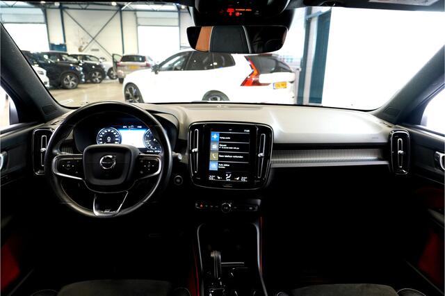 Volvo XC40 2.0 T4 140kW/190pk Aut8 R-Design PANORAMADAK + EL.TREKHAAK + BI-TONE + CRUISE CONTROL + EL.SPORTSTOELEN + LEER/ALCANTARA + STOELVERWARMING + FULL LED + KEYELSS ENTRY&GO + CAMERA + BLIS + LANE ASSIST + PARKSENSOREN + 19" LM-VELGEN + NIEUWE BANDEN!!
