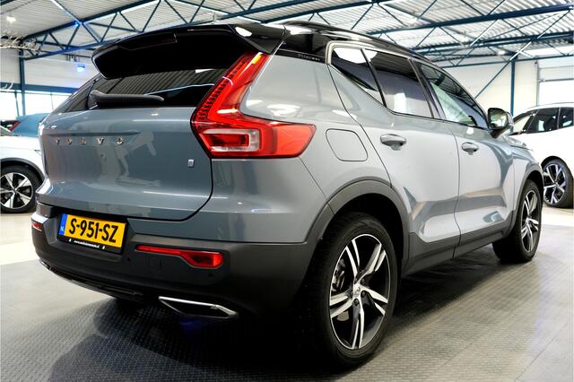 Volvo XC40 2.0 T4 140kW/190pk Aut8 R-Design PANORAMADAK + EL.TREKHAAK + BI-TONE + CRUISE CONTROL + EL.SPORTSTOELEN + LEER/ALCANTARA + STOELVERWARMING + FULL LED + KEYELSS ENTRY&GO + CAMERA + BLIS + LANE ASSIST + PARKSENSOREN + 19" LM-VELGEN + NIEUWE BANDEN!!
