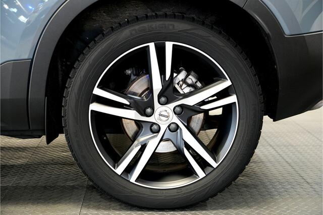 Volvo XC40 2.0 T4 140kW/190pk Aut8 R-Design PANORAMADAK + EL.TREKHAAK + BI-TONE + CRUISE CONTROL + EL.SPORTSTOELEN + LEER/ALCANTARA + STOELVERWARMING + FULL LED + KEYELSS ENTRY&GO + CAMERA + BLIS + LANE ASSIST + PARKSENSOREN + 19" LM-VELGEN + NIEUWE BANDEN!!