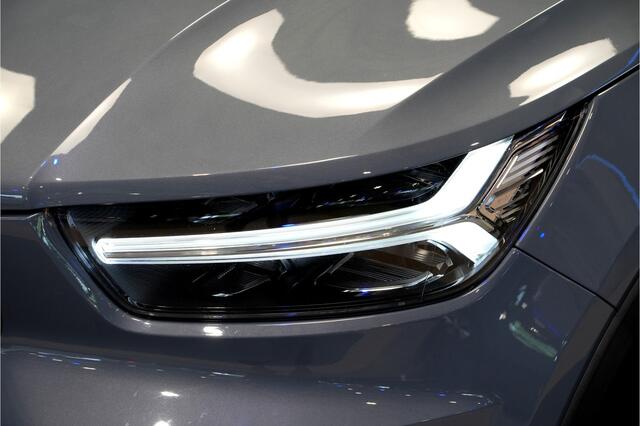 Volvo XC40 2.0 T4 140kW/190pk Aut8 R-Design PANORAMADAK + EL.TREKHAAK + BI-TONE + CRUISE CONTROL + EL.SPORTSTOELEN + LEER/ALCANTARA + STOELVERWARMING + FULL LED + KEYELSS ENTRY&GO + CAMERA + BLIS + LANE ASSIST + PARKSENSOREN + 19" LM-VELGEN + NIEUWE BANDEN!!