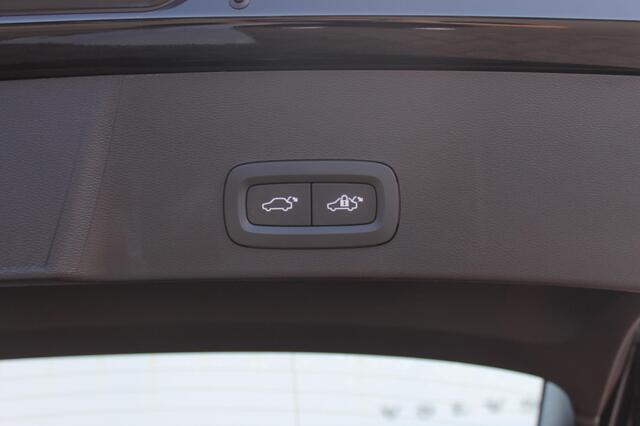 Volvo XC40 2.0 177PK Automaat Plus Black Edition Google infotainment / 20" lichtmetalen velgen / Getinte ramen vanaf de B-stijl / Verwarmbare zitplaatsen voor / Harman Kardon Audio installatie