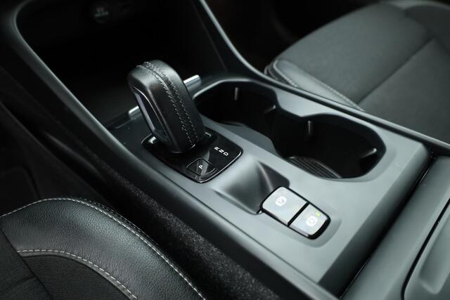 Volvo XC40 1.5 T3 Momentum Pro | RIJKLAAR!! | Cruise Contr. | Trekhaak | Camera | All Season | Apple CarPlay | Navi