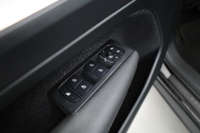 Volvo XC40 1.5 T3 Momentum Pro | RIJKLAAR!! | Cruise Contr. | Trekhaak | Camera | All Season | Apple CarPlay | Navi