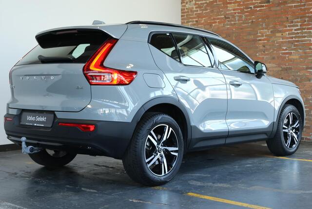 Volvo XC40 B4 Plus Dark | Elektrisch Verstelbare Voorstoelen | Stoel & Stuurverwarming | Adaptieve Cruise Control met Pilot Assist | Dodehoekwaarschuwing | Trekhaak |