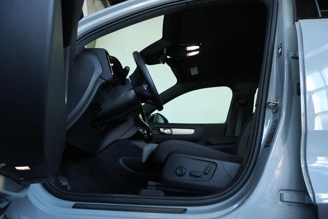Volvo XC40 B4 Plus Dark | Elektrisch Verstelbare Voorstoelen | Stoel & Stuurverwarming | Adaptieve Cruise Control met Pilot Assist | Dodehoekwaarschuwing | Trekhaak |