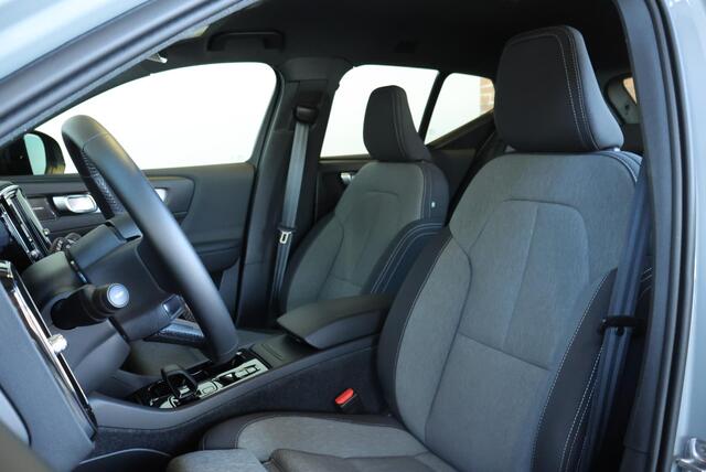 Volvo XC40 B4 Plus Dark | Elektrisch Verstelbare Voorstoelen | Stoel & Stuurverwarming | Adaptieve Cruise Control met Pilot Assist | Dodehoekwaarschuwing | Trekhaak |
