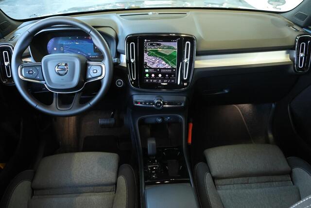 Volvo XC40 B4 Plus Dark | Elektrisch Verstelbare Voorstoelen | Stoel & Stuurverwarming | Adaptieve Cruise Control met Pilot Assist | Dodehoekwaarschuwing | Trekhaak |