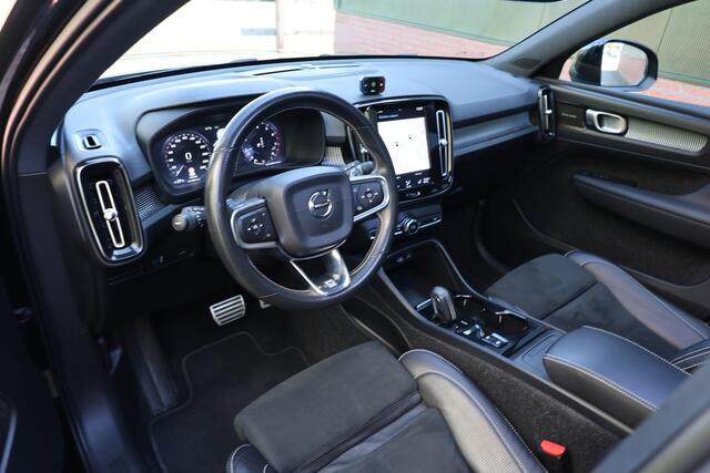 Volvo XC40 2.0 T5 AWD R-Design Intro Edition, Dark, 247Pk, Onderscheidend, Full options Alles in de kleur Black Stone, Harman Kardon, 21" LM, Pano dak, Leer/alcantara, enz.enz.