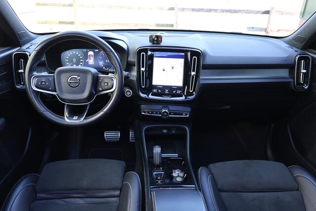 Volvo XC40 2.0 T5 AWD R-Design Intro Edition, Dark, 247Pk, Onderscheidend, Full options Alles in de kleur Black Stone, Harman Kardon, 21" LM, Pano dak, Leer/alcantara, enz.enz.