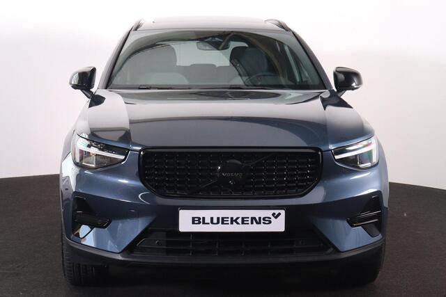 Volvo XC40 B3 Plus Black Edition - Panorama/schuifdak - IntelliSafe Assist & Surround - 360º Camera - Harman/Kardon audio - Verwarmde voorstoelen & stuur - Parkeersensoren voor & achter - Elektr. bedienb. voorstoelen met geheugen links - Draadloze tel. lader - Standkachel - Extra getint glas - 20' LMV