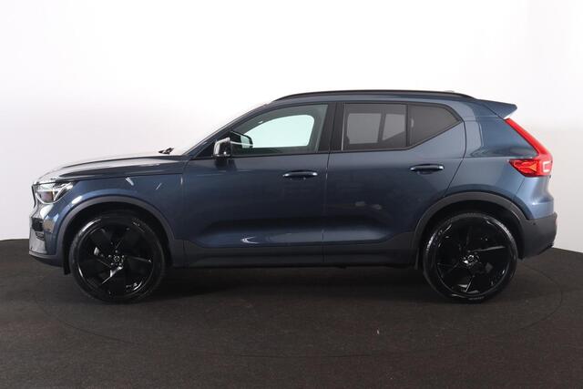 Volvo XC40 B3 Plus Black Edition - Panorama/schuifdak - IntelliSafe Assist & Surround - 360º Camera - Harman/Kardon audio - Verwarmde voorstoelen & stuur - Parkeersensoren voor & achter - Elektr. bedienb. voorstoelen met geheugen links - Draadloze tel. lader - Standkachel - Extra getint glas - 20' LMV