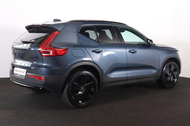Volvo XC40 B3 Plus Black Edition - Panorama/schuifdak - IntelliSafe Assist & Surround - 360º Camera - Harman/Kardon audio - Verwarmde voorstoelen & stuur - Parkeersensoren voor & achter - Elektr. bedienb. voorstoelen met geheugen links - Draadloze tel. lader - Standkachel - Extra getint glas - 20' LMV