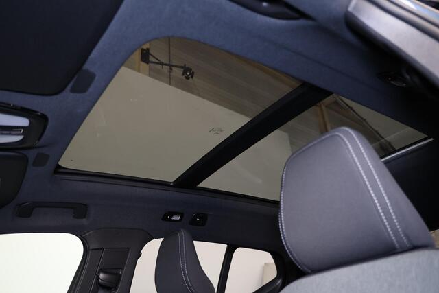 Volvo XC40 B3 Plus Black Edition - Panorama/schuifdak - IntelliSafe Assist & Surround - 360º Camera - Harman/Kardon audio - Verwarmde voorstoelen & stuur - Parkeersensoren voor & achter - Elektr. bedienb. voorstoelen met geheugen links - Draadloze tel. lader - Standkachel - Extra getint glas - 20' LMV