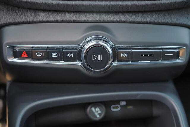 Volvo XC40 B3 Plus Black Edition - Panorama/schuifdak - IntelliSafe Assist & Surround - 360º Camera - Harman/Kardon audio - Verwarmde voorstoelen & stuur - Parkeersensoren voor & achter - Elektr. bedienb. voorstoelen met geheugen links - Draadloze tel. lader - Standkachel - Extra getint glas - 20' LMV