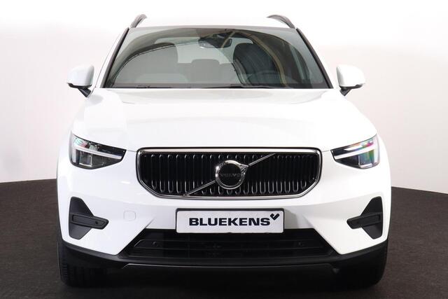 Volvo XC40 B3 Core Business - Harman Kardon - Adaptive Cruise Control met Pilot Assist - BLIS dodehoekassistentie - Voorstoelen en stuurwiel verwarmbaar - Keyless - Elektr. bedienbare achterklep - Parkeersensoren voor & achter - Parkeer camera acter - 18' LMV - Getint glas v.a. de B-stijl - Google Maps geïntegreerd - Apple®CarPlay