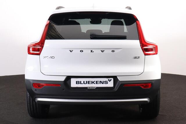 Volvo XC40 B3 Core Business - Harman Kardon - Adaptive Cruise Control met Pilot Assist - BLIS dodehoekassistentie - Voorstoelen en stuurwiel verwarmbaar - Keyless - Elektr. bedienbare achterklep - Parkeersensoren voor & achter - Parkeer camera acter - 18' LMV - Getint glas v.a. de B-stijl - Google Maps geïntegreerd - Apple®CarPlay