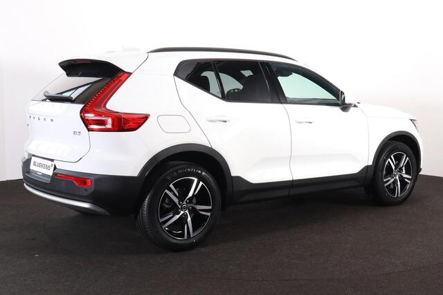 Volvo XC40 B3 Core Business - Harman Kardon - Adaptive Cruise Control met Pilot Assist - BLIS dodehoekassistentie - Voorstoelen en stuurwiel verwarmbaar - Keyless - Elektr. bedienbare achterklep - Parkeersensoren voor & achter - Parkeer camera acter - 18' LMV - Getint glas v.a. de B-stijl - Google Maps geïntegreerd - Apple®CarPlay