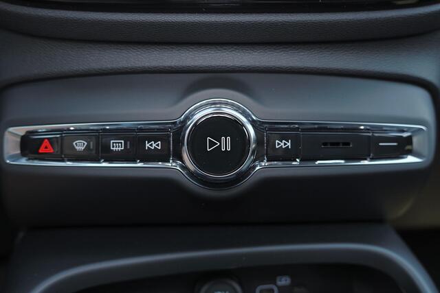 Volvo XC40 B3 Core Business - Harman Kardon - Adaptive Cruise Control met Pilot Assist - BLIS dodehoekassistentie - Voorstoelen en stuurwiel verwarmbaar - Keyless - Elektr. bedienbare achterklep - Parkeersensoren voor & achter - Parkeer camera acter - 18' LMV - Getint glas v.a. de B-stijl - Google Maps geïntegreerd - Apple®CarPlay