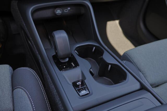 Volvo XC40 B3 Core Business - Harman Kardon - Adaptive Cruise Control met Pilot Assist - BLIS dodehoekassistentie - Voorstoelen en stuurwiel verwarmbaar - Keyless - Elektr. bedienbare achterklep - Parkeersensoren voor & achter - Parkeer camera acter - 18' LMV - Getint glas v.a. de B-stijl - Google Maps geïntegreerd - Apple®CarPlay