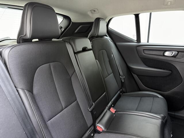 Volvo XC40 T4 Momentum | Trekhaak | Achteruitrij Camera | Stoelverwarming | Climate control | Parkeersensoren voor |