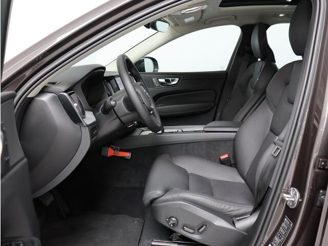 Volvo XC60 2.0 T8 Plug-in hybrid AWD Plus Bright / Trekhaak / Adaptive Cruise / Panoramadak / Leder / Elektrische Stoelen / Verwarmbare Stoelen + Stuur / BLIS / Keyless /