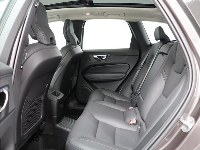 Volvo XC60 2.0 T8 Plug-in hybrid AWD Plus Bright / Trekhaak / Adaptive Cruise / Panoramadak / Leder / Elektrische Stoelen / Verwarmbare Stoelen + Stuur / BLIS / Keyless /