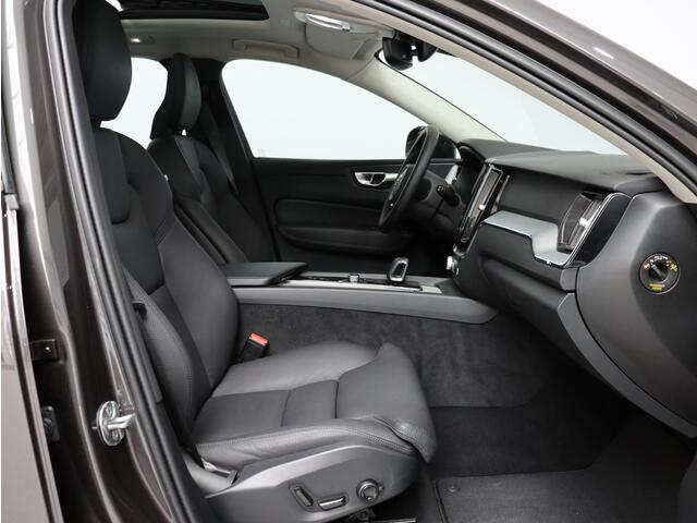 Volvo XC60 2.0 T8 Plug-in hybrid AWD Plus Bright / Trekhaak / Adaptive Cruise / Panoramadak / Leder / Elektrische Stoelen / Verwarmbare Stoelen + Stuur / BLIS / Keyless /