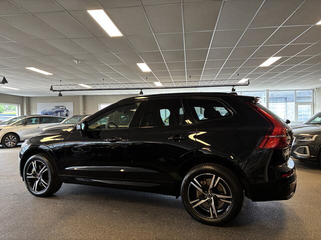 Volvo XC60 T6 AWD Plus Dark - Long Range - Panoramadak / Head Up / R-Design int / Google / Dab+ / Adaptive - Pilot ass / Stuur- en Stoelverw / H-K - Elek Trekhaak -