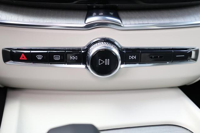 Volvo XC60 T6 Recharge AWD Plus Dark - LONG RANGE - Panorama/schuifdak - IntelliSafe Assist & Surround - Adaptieve LED koplampen - Parkeercamera achter - Verwarmde voorstoelen, stuur & achterbank - Parkeersensoren voor & achter - Elektr. bedienb. voorstoelen met geh