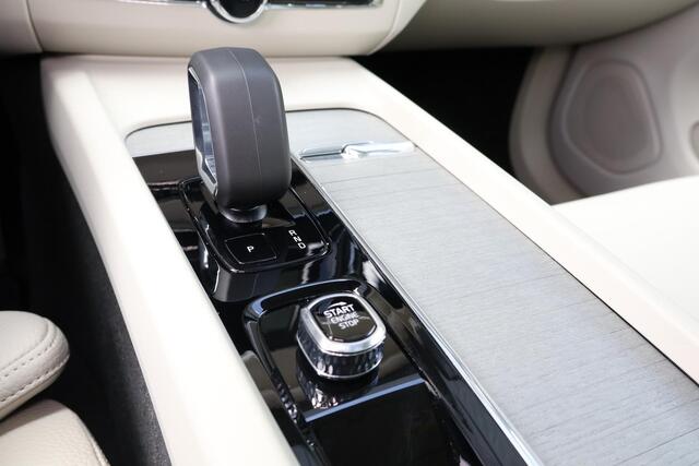 Volvo XC60 T6 Recharge AWD Plus Dark - LONG RANGE - Panorama/schuifdak - IntelliSafe Assist & Surround - Adaptieve LED koplampen - Parkeercamera achter - Verwarmde voorstoelen, stuur & achterbank - Parkeersensoren voor & achter - Elektr. bedienb. voorstoelen met geh