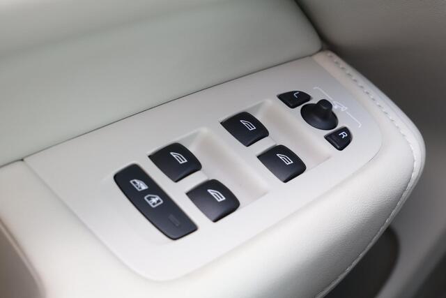 Volvo XC60 T6 Recharge AWD Plus Dark - LONG RANGE - Panorama/schuifdak - IntelliSafe Assist & Surround - Adaptieve LED koplampen - Parkeercamera achter - Verwarmde voorstoelen, stuur & achterbank - Parkeersensoren voor & achter - Elektr. bedienb. voorstoelen met geh