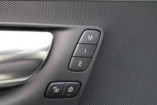 Volvo XC60 T6 Recharge AWD Plus Dark - LONG RANGE - Panorama/schuifdak - IntelliSafe Assist & Surround - Adaptieve LED koplampen - Parkeercamera achter - Verwarmde voorstoelen, stuur & achterbank - Parkeersensoren voor & achter - Elektr. bedienb. voorstoelen met geh