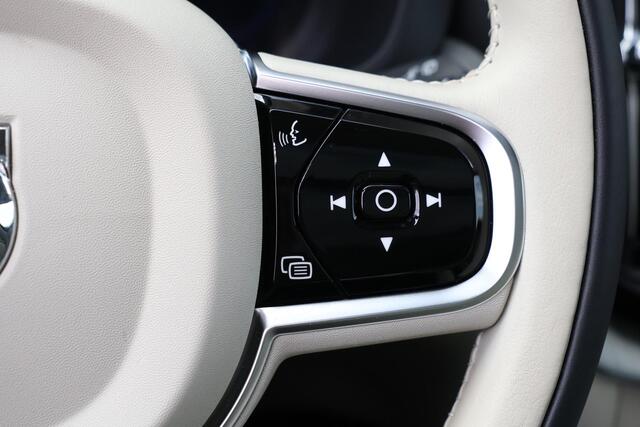 Volvo XC60 T6 Recharge AWD Plus Dark - LONG RANGE - Panorama/schuifdak - IntelliSafe Assist & Surround - Adaptieve LED koplampen - Parkeercamera achter - Verwarmde voorstoelen, stuur & achterbank - Parkeersensoren voor & achter - Elektr. bedienb. voorstoelen met geh