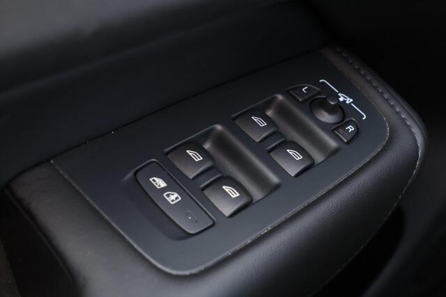 Volvo XC60 T6 Recharge AWD Ultimate Dark - Luchtvering - Panorama/schuifdak - IntelliSafe Assist & Surround - 360º Camera - Bowers & Wilkins audio - Adaptieve LED koplampen - Verwarmde voorstoelen, stuur & achterbank - Parkeersensoren voor & achter - Elektr. bedienb