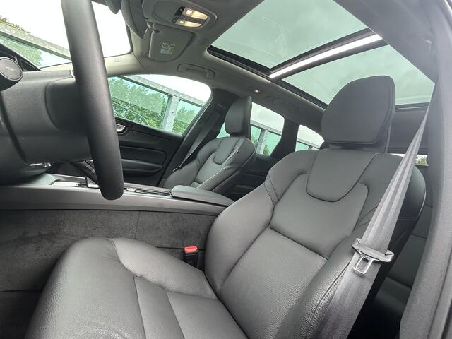 Volvo XC60 2.0 T6 Plug-in hybrid AWD Essential Edition Bright Panoramadak, Leder, Driver assist, Intellisafe surround, BLIS, 21 inch R-design dark wielen, Extra getinte ramen, R-design dark grille, RVS bumperbescherming