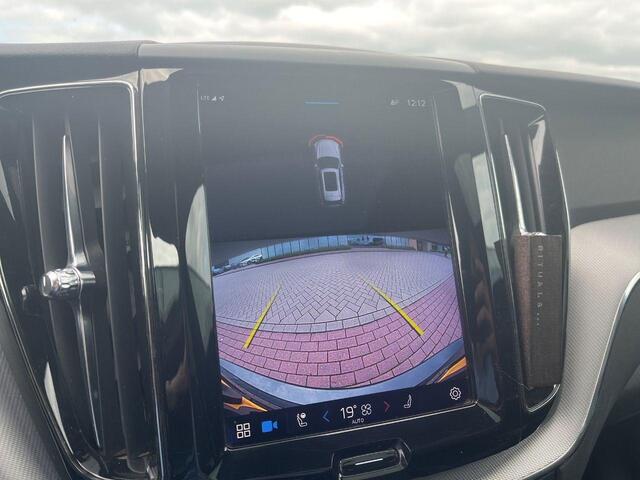 Volvo XC60 2.0 T6 Plug-in hybrid AWD R-Design | Trekhaak | Panorama dak | Adaptieve cruise control | Climate control | Elektrisch verstelbare voorstoelen | Stuur/stuurverwarming |