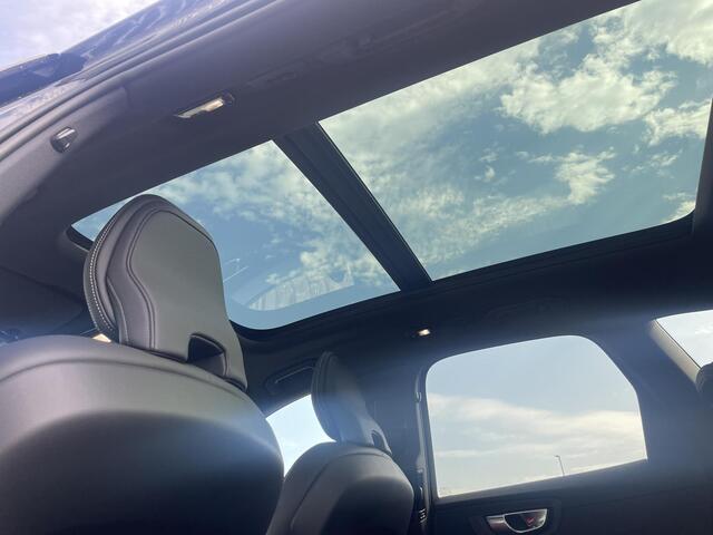 Volvo XC60 T6 Plug-in hybrid AWD Plus Black Edition | Adaptieve Cruise Control | Panoramadak | 360° Parkeercamera | Stoel-/Stuur-/Voorruitverwarming | Google Maps