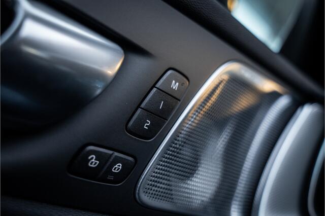Volvo XC60 2.0 T6 Plug-in hybrid AWD Ultimate Black Edition Four-C luchtvering ** Trekhaak