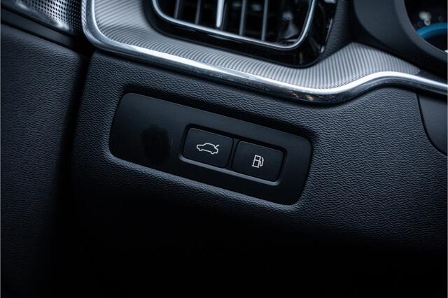 Volvo XC60 2.0 T6 Plug-in hybrid AWD Ultimate Black Edition Four-C luchtvering ** Trekhaak