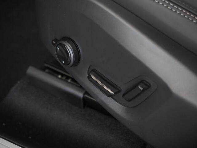 Volvo XC60 2.0 T6 Plug-in hybrid AWD Ultra Black Edition | Actieve Luchvering | Bowers & Wilkins Audio | Massage Stoelen | Stoelventilatie | Inklapbare Trekhaak | Head-Up Display | Volledig Nappa Leder