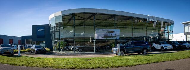 Volvo XC60 T6 Recharge AWD Plus Dark - Panorama/schuifdak - IntelliSafe Assist & Surround - 360º Camera - Verwarmde voorstoelen, stuur & achterbank - Parkeersensoren voor & achter - Elektr. bedienb. voorstoelen met geheugen - Draadloze tel. lader - Elektr. inklapbar
