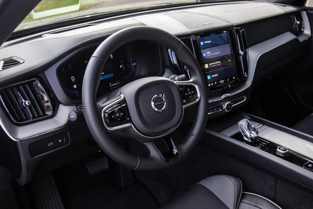 Volvo XC60 2.0 T6 Plug-in hybrid AWD Plus Black Edition , Pano dak, HUD, Harman/Kardon, 360°camera,