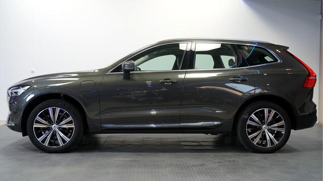 Volvo XC60 2.0 T8 AWD Plug-in hybrid LONG RANGE Plus Bright PANORAMADAK + HARMAN/KARDON + EL.TREKHAAK + ADAPT.CRUISE + PILOT ASSIST + STOELVERWARMING&/-VENTILATIE + STUURVERWARMING + 360 CAMERA + HEAD-UP DISPLAY + PARKSENSOREN V&A + 20" LM-VELGEN!!