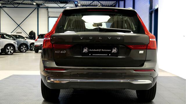 Volvo XC60 2.0 T8 AWD Plug-in hybrid LONG RANGE Plus Bright PANORAMADAK + HARMAN/KARDON + EL.TREKHAAK + ADAPT.CRUISE + PILOT ASSIST + STOELVERWARMING&/-VENTILATIE + STUURVERWARMING + 360 CAMERA + HEAD-UP DISPLAY + PARKSENSOREN V&A + 20" LM-VELGEN!!