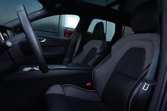 Volvo XC60 2.0 T8 Plug-in hybrid AWD Plus Dark 455pk Panoramadak/Stoelverwarming/360Camera